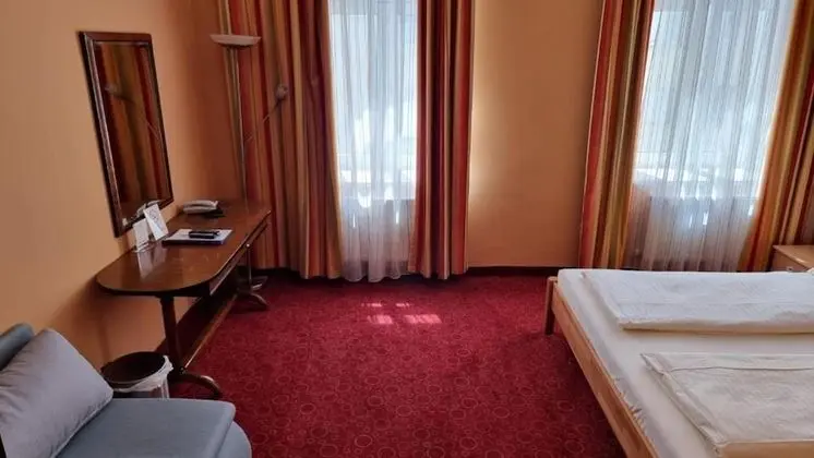 Üç Kişilik Oda