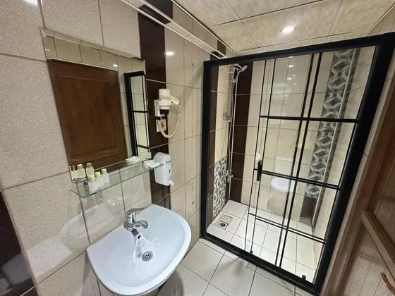 https://images.odamax.com/img/1024x768/odamax/image/upload/K_k_Hotel_Elaz__202602171402352_BANYO.JPG