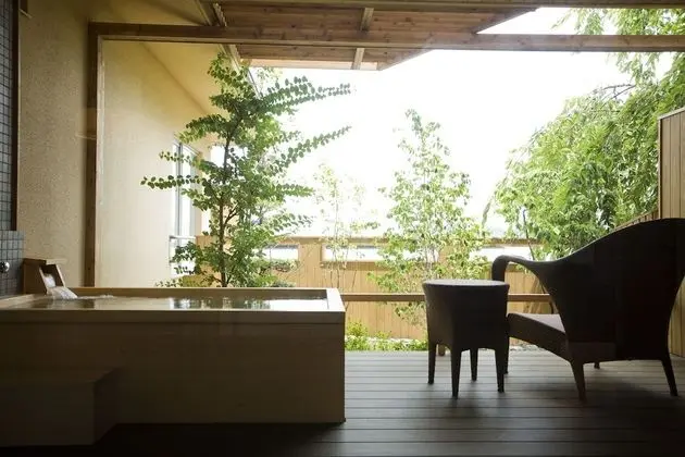 Süit, Sigara İçilebilir (open-air bath)