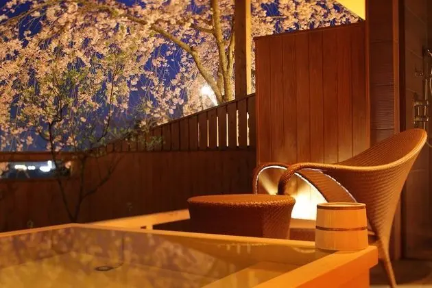 Süit, Sigara İçilebilir (open-air bath)