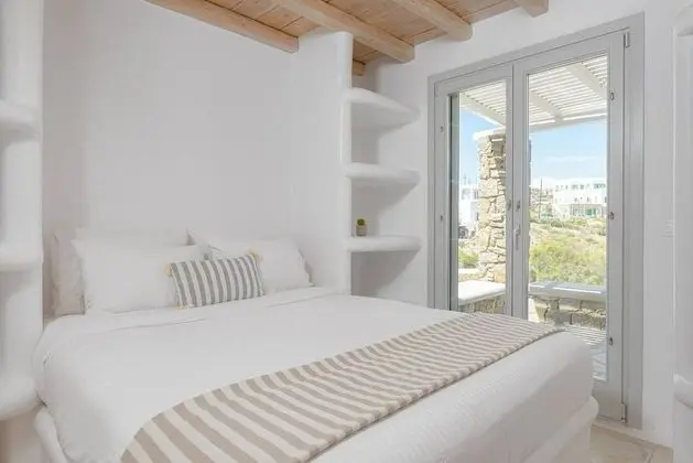 Koumi Suite Jetted Tub and Sea View