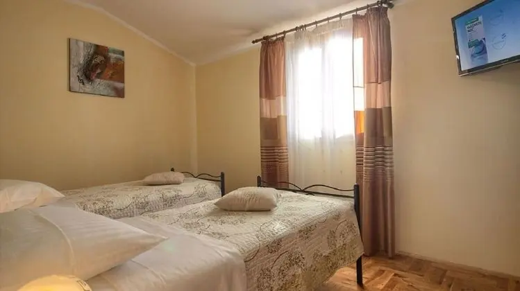 Ev (Kova - private pool - H(8))