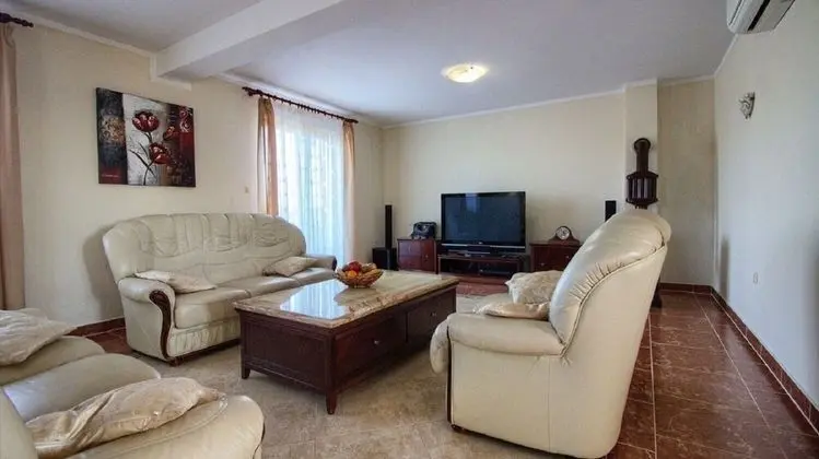 Ev (Kova - private pool - H(8))