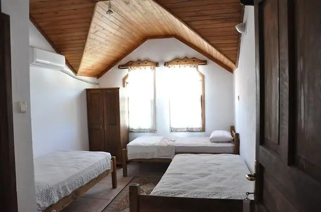 Standart Üç Kişilik Oda, Bahçe Manzaralı