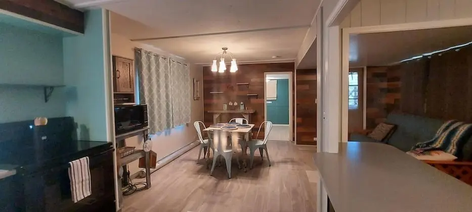 Ev (Kozy Cove Cabin - 1 Block to Lake/boa)