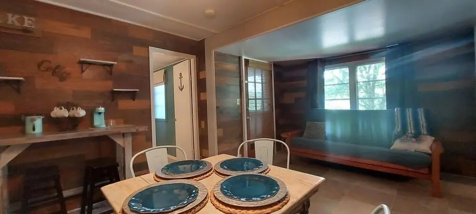 Ev (Kozy Cove Cabin - 1 Block to Lake/boa)