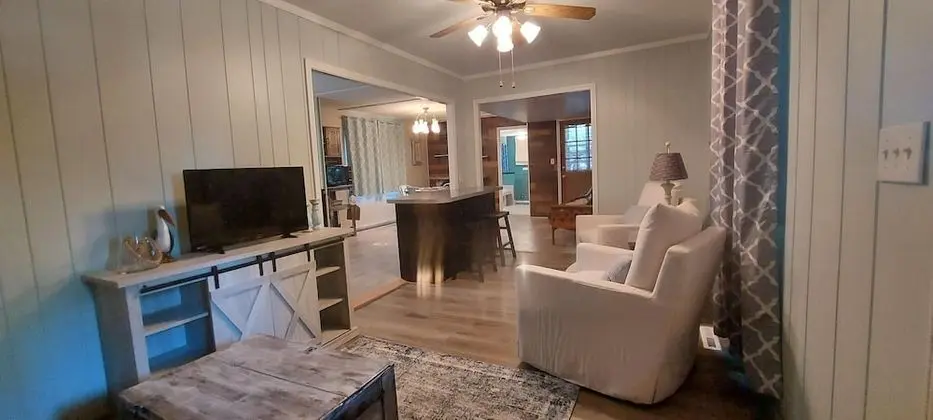 Ev (Kozy Cove Cabin - 1 Block to Lake/boa)