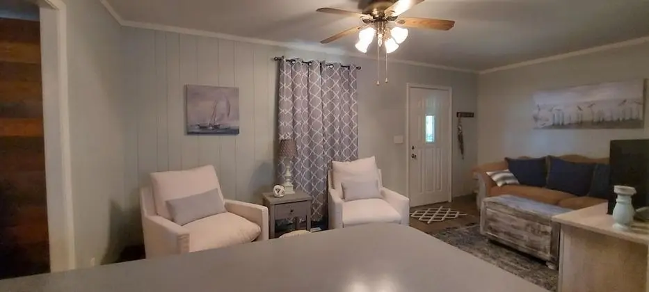 Ev (Kozy Cove Cabin - 1 Block to Lake/boa)