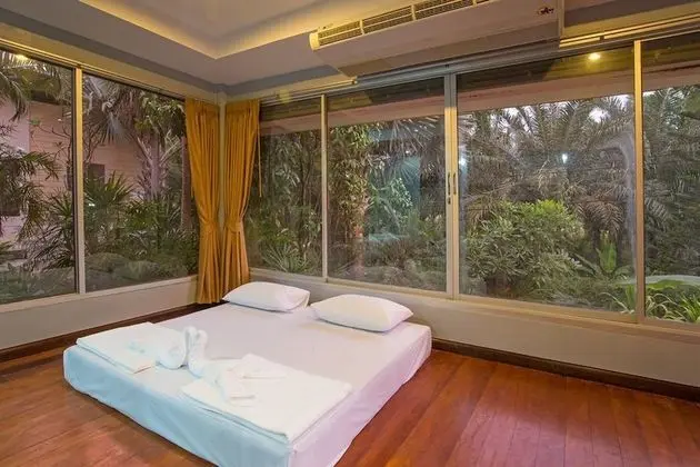 Family Room with Garden View
