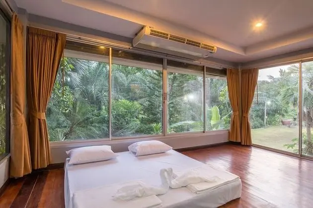 Family Room with Garden View