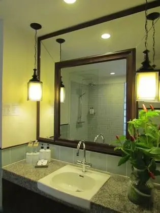 Pool Access Deluxe (Shower & Whirlpool)