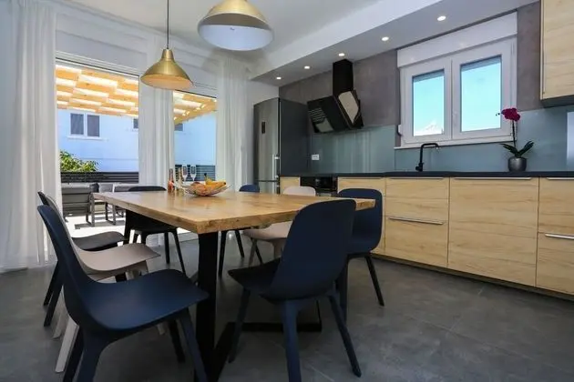 Ev (Kreso - with pool - H(8))