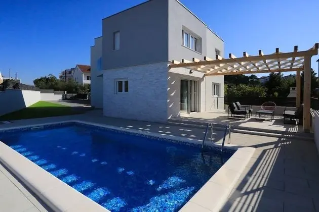 Ev (Kreso - with pool - H(8))