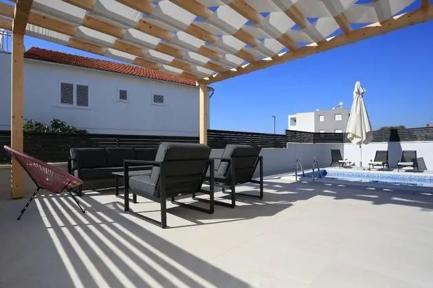 Ev (Kreso - with pool - H(8))