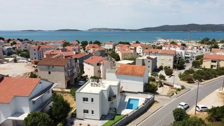 Ev (Kreso - with pool - H(8))