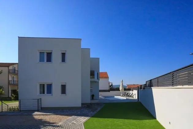 Ev (Kreso - with pool - H(8))