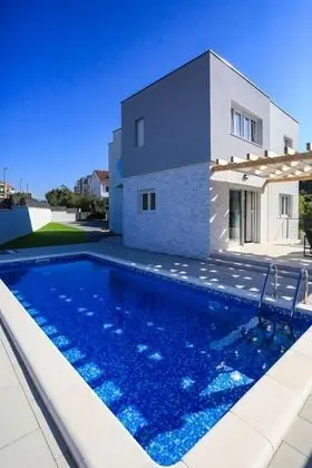 Ev (Kreso - with pool - H(8))