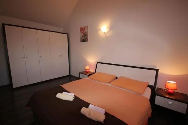 Ev (Kris - quiet and romantic - H(8+2))