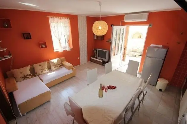 Ev (Kris - quiet and romantic - H(8+2))