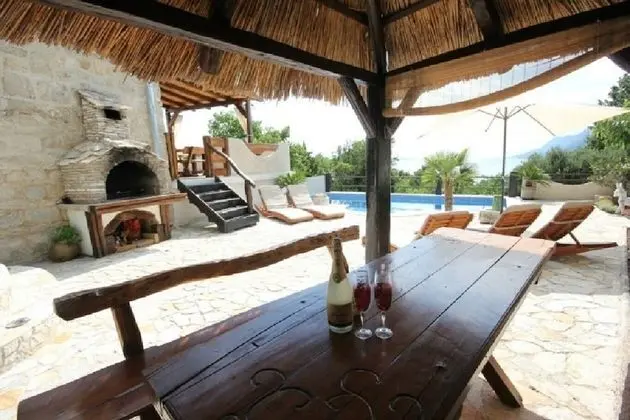 Ev (Kris - quiet and romantic - H(8+2))