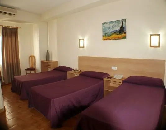 Üç Kişilik Oda