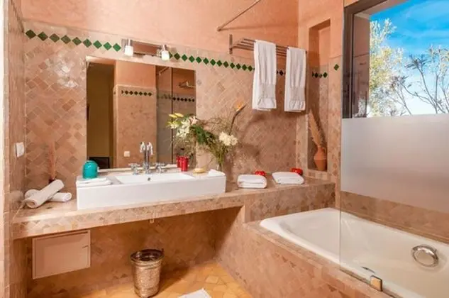 Superior Tek Büyük Yataklı Oda, Havuz Manzaralı