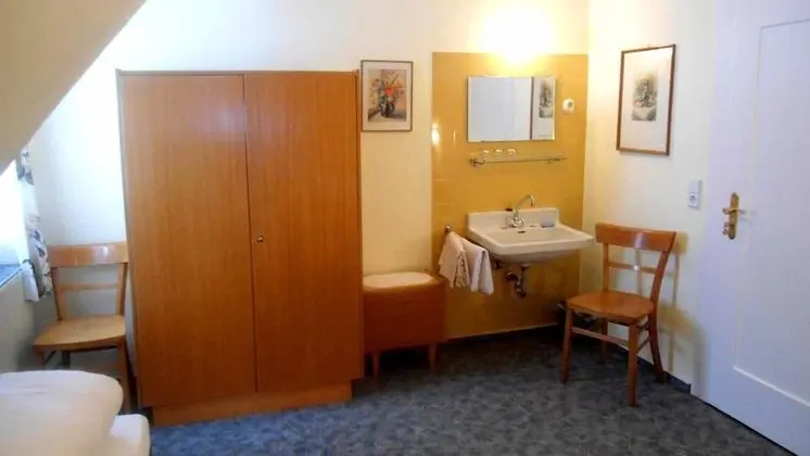 Üç Kişilik Oda, Ortak Banyo