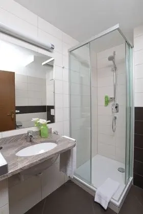 Business Tek Büyük Yataklı Oda