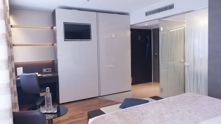 Premium Tek Büyük Yataklı Oda