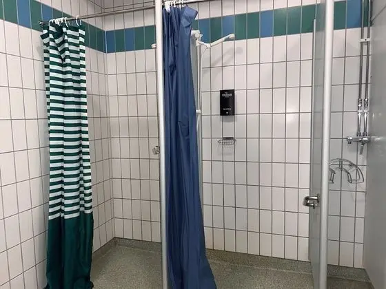 Dört Kişilik Oda, Ortak Banyo