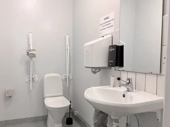 Dört Kişilik Oda, Ortak Banyo