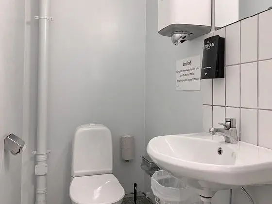 Dört Kişilik Oda, Ortak Banyo