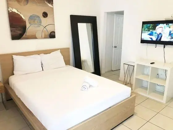 Hip Cozy Studio with One Queen Bed
