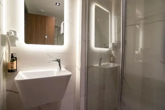 Triple,Şehir Manzaralı