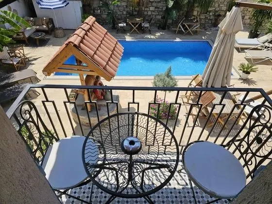 Standart Taş Oda, Havuz Manzaralı, Balkonlu
