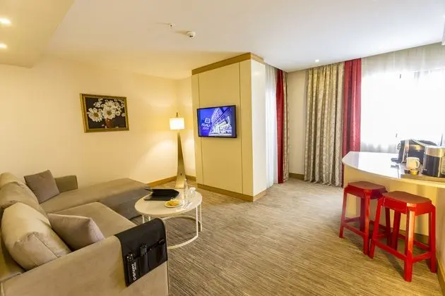 Corner Suit (İptal Edilemez)