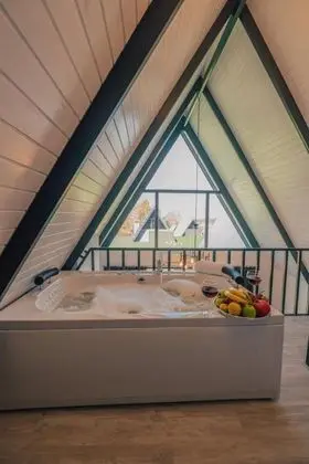 Bungalow, Göl Manzaralı, Isıtmalı Özel Havuzlu