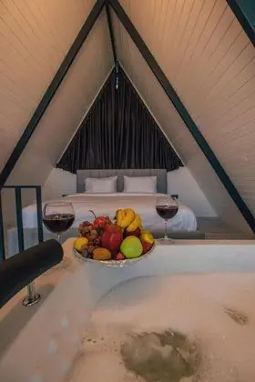 Bungalow, Göl Manzaralı, Isıtmalı Özel Havuzlu