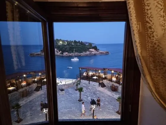 Tek Büyük veya İki Ayrı Yataklı Oda, Deniz Manzaralı