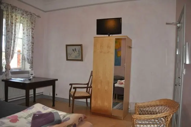 İki Ayrı Yataklı Oda, Ortak Banyo