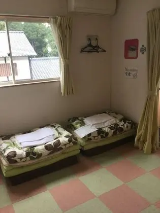 İki Ayrı Yataklı Oda, Ortak Banyo