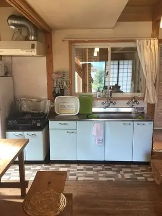 İki Ayrı Yataklı Oda, Ortak Banyo
