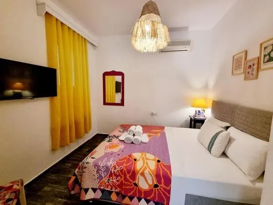 Küçük Çift Kişilik Alt Kat Oda, Manzarasız, Giriş Katı