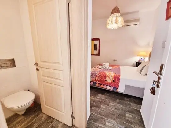 Küçük Çift Kişilik Alt Kat Oda, Manzarasız, Giriş Katı