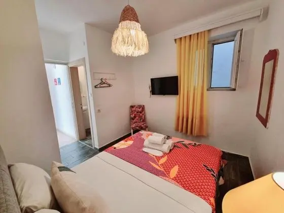 Küçük Çift Kişilik Alt Kat Oda, Manzarasız, Giriş Katı