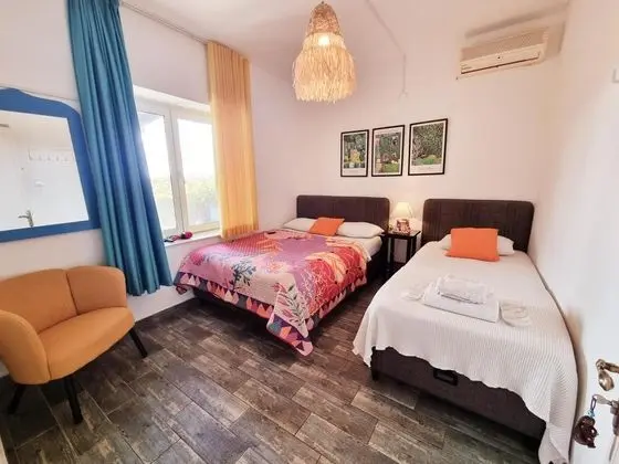 Üç Kişilik Oda, Manzarasız, Ortak Teraslı