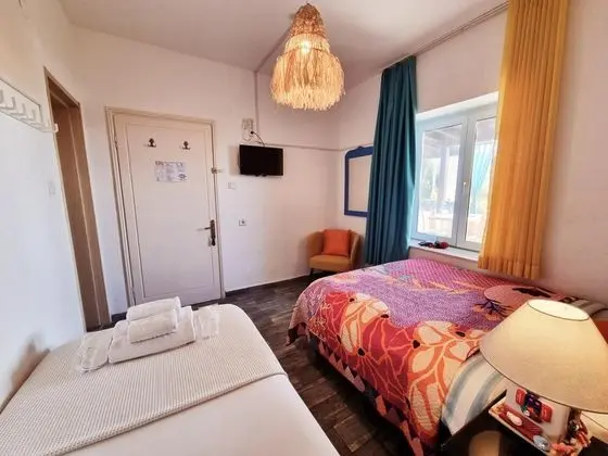Üç Kişilik Oda, Manzarasız, Ortak Teraslı