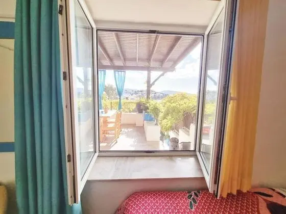 Üç Kişilik Oda, Manzarasız, Ortak Teraslı