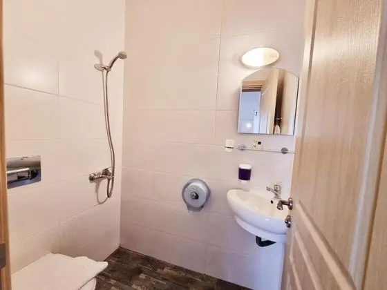Üç Kişilik Oda, Manzarasız, Ortak Teraslı