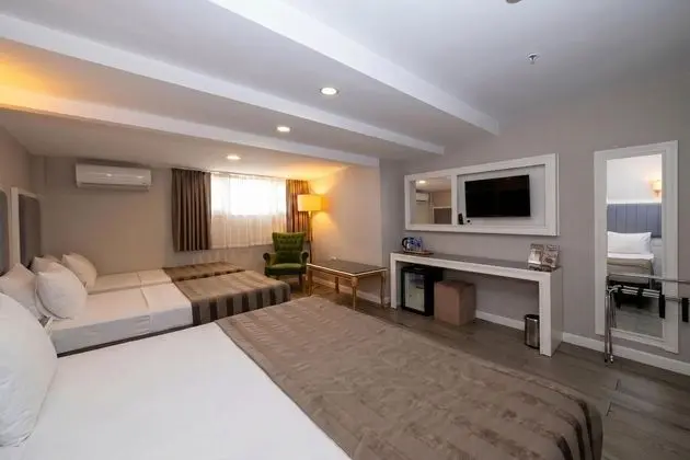 Corner Room, Şehir Manzaralı